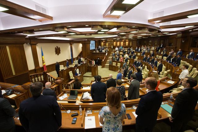 Subiectul Aeroportului Chișinău ar putea fi discutat în plenul Parlamentului. Este nevoie de încă 7 semnături pentru a convoca ședința