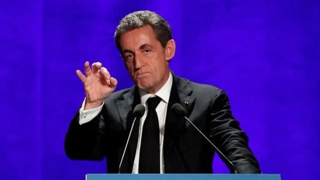 Sarkozy condannato a 3 anni, 1 con braccialetto elettronico