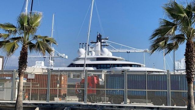 «Il maxi yacht ormeggiato a Marina di Carrara è di Putin»