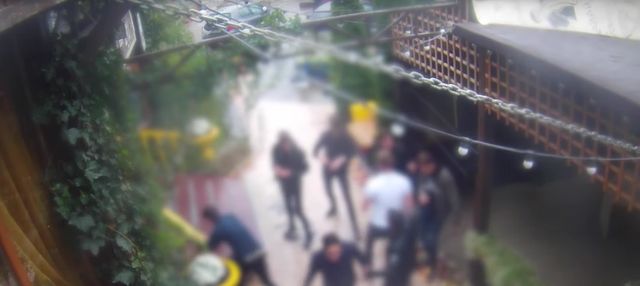 Elevii de la două licee din capitală s-au bătut în plină zi în fața unui local