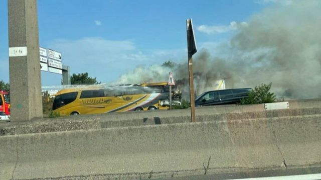 Un autocar cu 62 de moldoveni la bord, care venea din Portugalia, a luat foc pe o autostradă din Franța