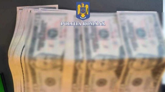 Tânără din Capitală, reținută după ce a furat banii părinților și i-a înlocuit cu bancnote false