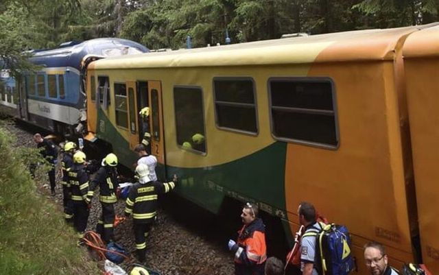 Circulația trenurilor în România, afectată de două accidente petrecute la nivel cu calea ferată