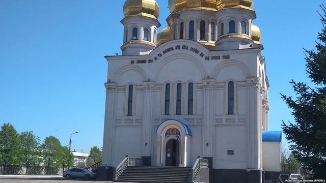 Полиция проверяет видео, на котором девушка плюёт на дверь храма
