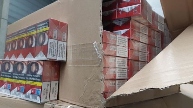 Un șofer moldovean, reținut de autoritățile franceze: Transporta peste 5 tone de tutun de contrabandă în camionul său
