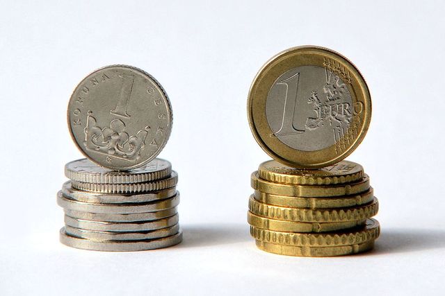 Koruna oslabila k euru nad 27 korun, kde byla naposledy v květnu