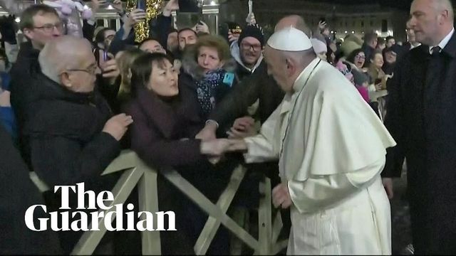 Ferenc pápa bocsánatot kért, amiért ráütött a nő kezére