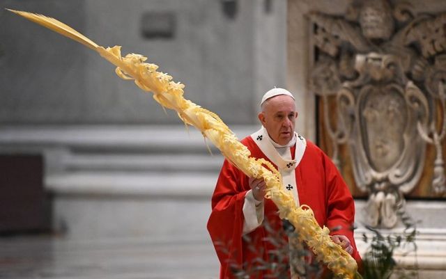 Domenica delle Palme, Papa Francesco al mondo: «Guardate ai veri eroi, dare se stessi per servire gli altri»
