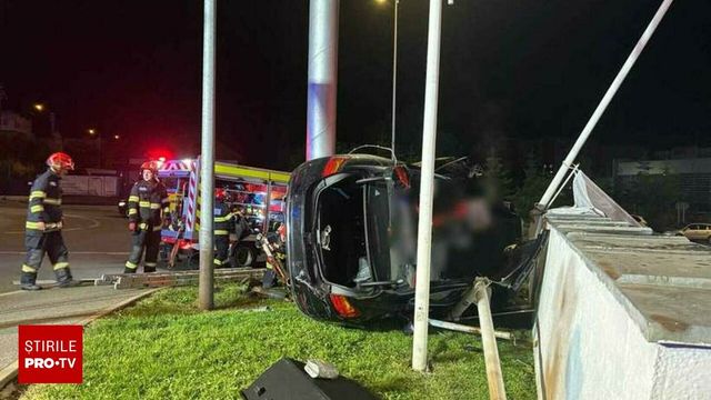 Un șofer care avea permisul suspendat din cauza alcoolului a murit după ce a a intrat cu mașina în zidul unei benzinării
