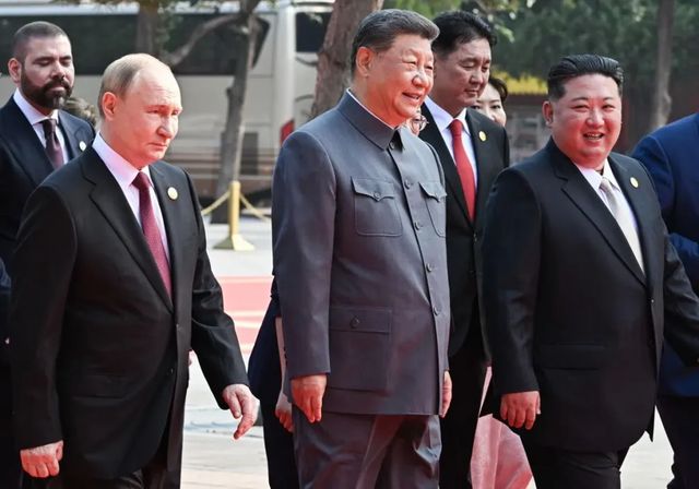 China exhibe músculo militar en un desfile junto a los líderes de Rusia y Corea del Norte