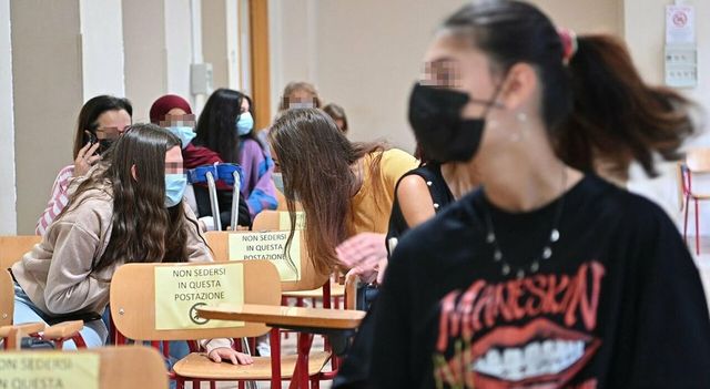 Scuola, mascherine solo per i fragili: le nuove linee guida per settembre