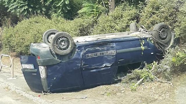 Accident violent pe strada Petricani. Un automobil s-a răsturnat pe drum