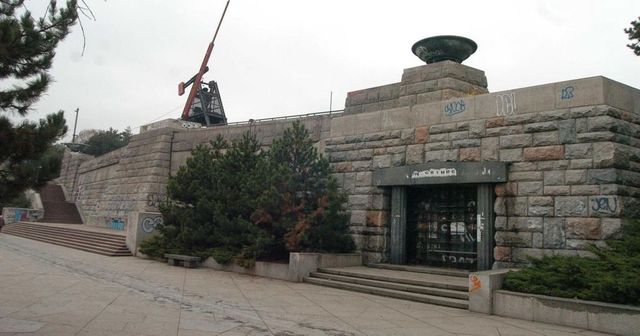 Stalinův památník na Letné se musí okamžitě uzavřít, hrozí zřícení