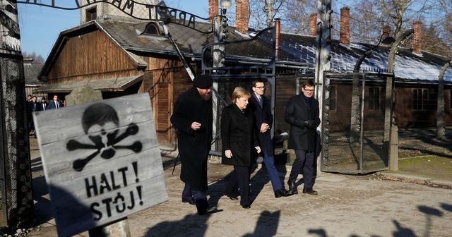 Merkel a Auschwitz, vergogna profonda