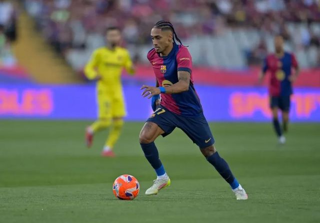Raphinha renueva con el Barça hasta 2028