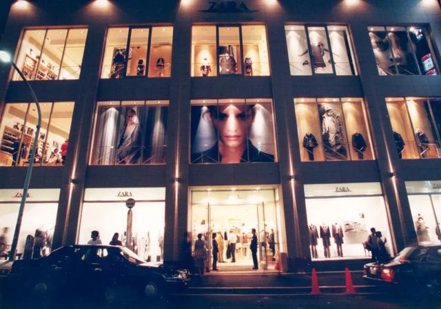 Los 50 años de Zara: del sueño gallego que creció al calor de la mujer trabajadora a diseñar su futuro sin olvidar su origen