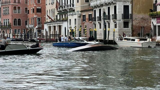 Gondola si ribalta, turisti in acqua in un canale di Venezia