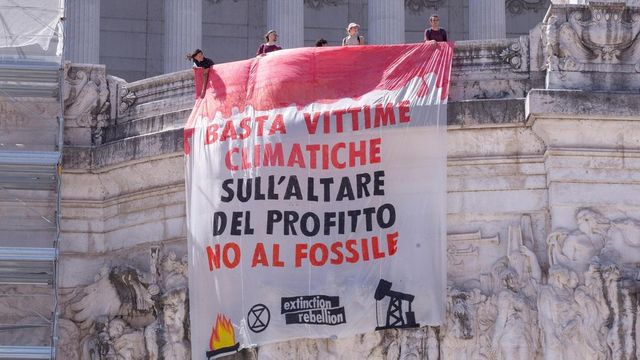 Striscione di Extinction Rebellion sull'Altare della Patria