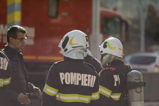 Incendiu puternic în București | Două case au luat foc în Sectorul 2