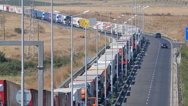 Проблемът с блокираните български тирове на турската граница продължава