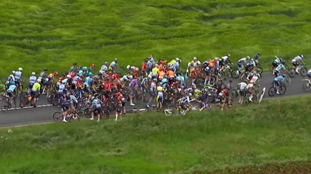 Brutális tömegbukás volt a Tour de Hongrie-n, itt van róla a videó