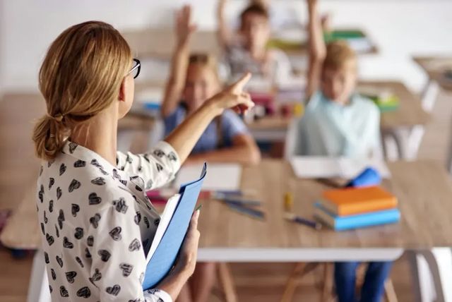 Profesorii cu cel puțin 10 ani de experiență nu vor mai fi obligați să urmeze cursuri de recalificare