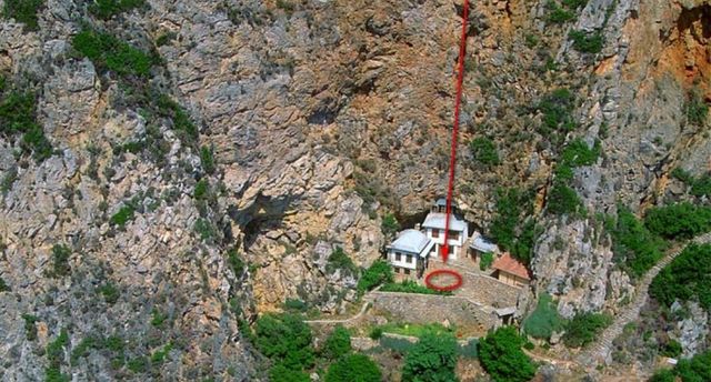Un român de 28 de ani, aflat în pelerinaj, a fost găsit mort pe Muntele Athos