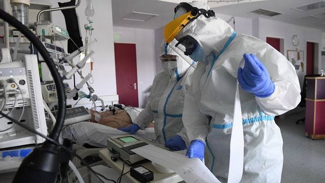 Betelt két budapesti kórház lélegeztetőgép kapacitása