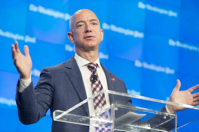 Jeff Bezos a vândut săptămâna trecută acțiuni Amazon în valoare de 2,8 miliarde de dolari