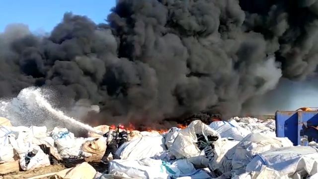 Incendiu cu degajare mare de fum la un depozit de deșeuri din plastic și hârtie