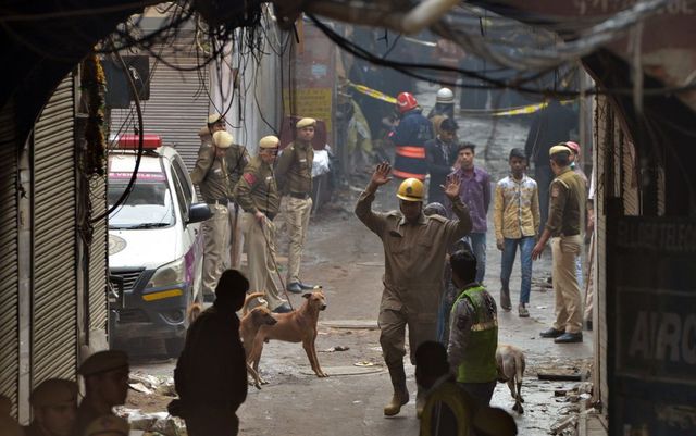 43 de persoane au murit din cauza unui incendiu la o fabrică din New Delhi, India