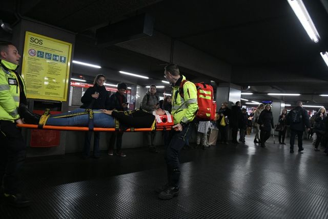 Una brusca frenata della metro rossa di Milano ha causato 15 feriti