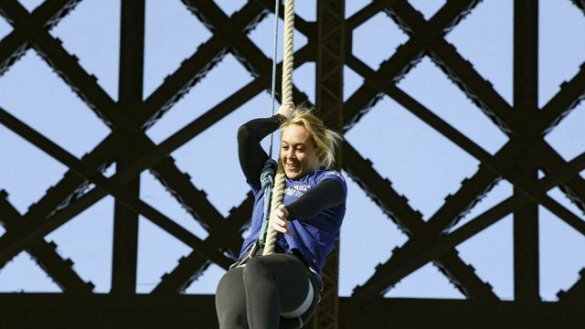 O alpinistă a doborât recordul mondial de cățărare pe frânghie prin escaladarea Turnului Eiffel