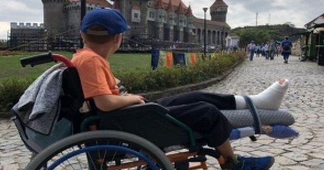 Umilința prin care a trecut un tată care și-a dus copilul în scaun cu rotile să viziteze Castelul Corvinilor. Ce i-a spus o supraveghetoare