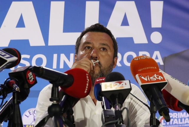 Elezioni europee, Salvini in conferenza stampa bacia il crocifisso, Di Maio il Tricolore