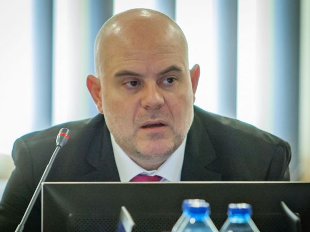 От разследване срещу шефа на ВВС прокуратурата вади данни за престъпление на Радев