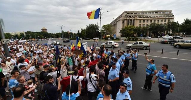 Sindicalistii de la Dacia protesteaza in fata Guvernului
