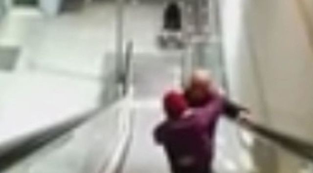 Torino, costretto a prendere la figlia disabile in braccio: ascensore riparato