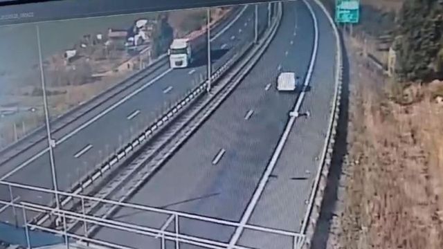 Un barbat care se certa cu iubita pe autostrada a sarit din masina, in mers, pe autostrada A1 - Transportat in stare grava la spital
