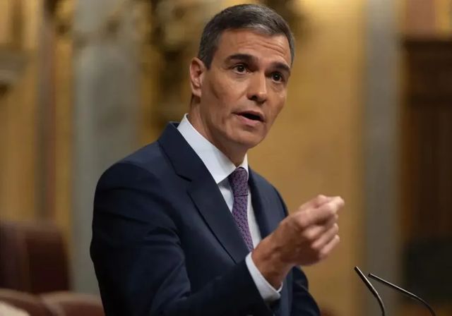 Sánchez afronta el cerco en el Congreso por el rearme y el apagón