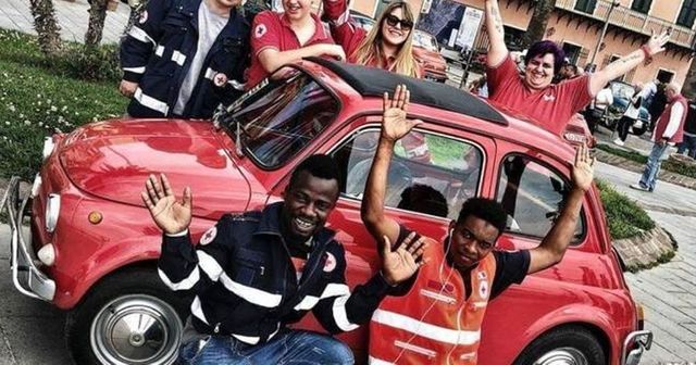 Nato in Ghana, volontario della Croce Rossa in Italia: “Sporchi la divisa che indossi”