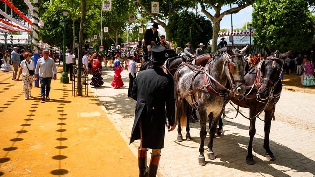Hospitalizados un bebé de once meses y un hombre de 40 años arrollados por un caballo en la Feria de Sevilla