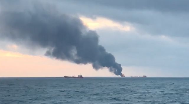 Două nave ce transportau combustibil, cuprinse de flăcări în Strâmtoarea Kerci