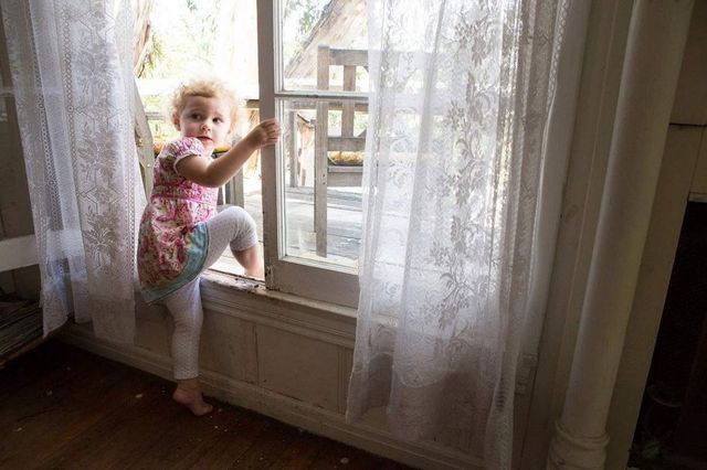 Cluj: Fetiță de patru ani, la spital după ce a căzut de la etajul al treilea