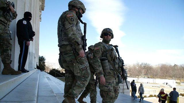 Тысячи нацгвардейцев США переселили из Капитолия в гараж с одним туалетом
