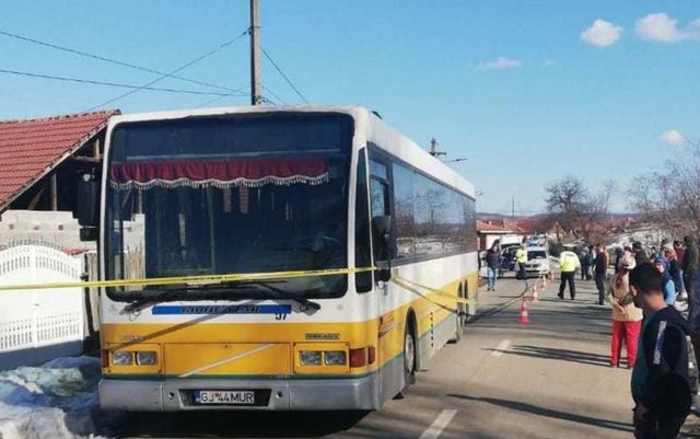 Un elev de șapte ani a murit, după ce a fost călcat de un autobuz, în Mehedinți