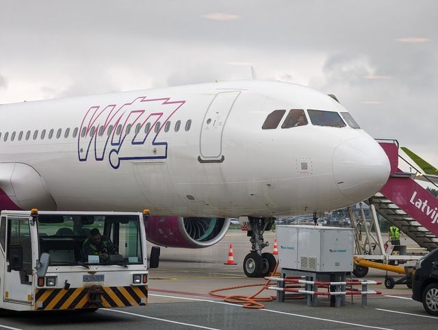 Zeci de mii de pasageri Wizz Air, o bună parte români, au fost afectați de anularea zborurilor