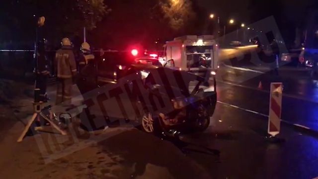 Два человека погибли в аварии на севере Москвы — видео с места