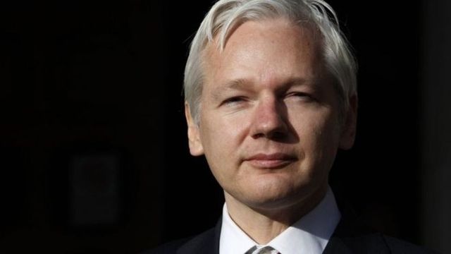 Fondatorul Wikileaks Julian Assange a fost arestat în Ambasada Ecuadorului din Londra