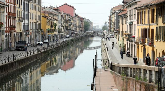 Milano, venditore di rose gettato nel Naviglio da due 25enni